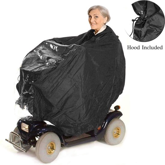 Vrouw op een donkere scootmobiel met een zwarte regenponcho. Inzet toont de gesloten capuchon.