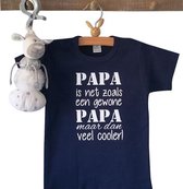 Shirtje baby tekst blauw jongen papa eerste vaderdag cadeau | papa is net zoals een gewone papa maar dan veel cooler | Lange of korte mouw |  donker blauw met wit | maat 56-110