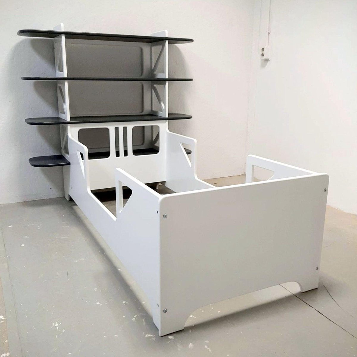 Peuterbed HET VLIEGTUIGBED 70x150 WIT-GRIJS met matras