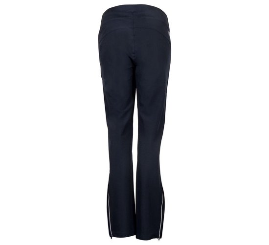 Achterkant van een zwarte trainingsbroek met ritsen aan de enkel en witte biezen langs de zijkant.
