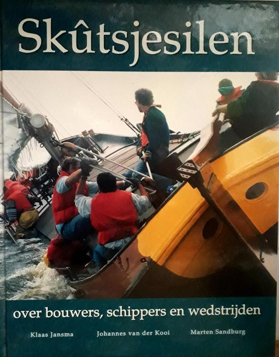 Boekomslag met de titel 'Skûtsjesilen' en een afbeelding van een skûtsje met zeilers in actie op het water.