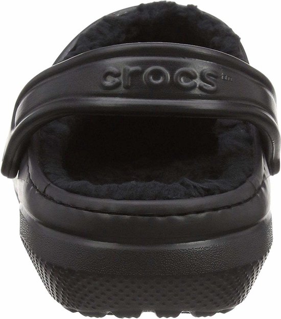 Achterkant van zwarte Crocs Clog met fleece voering.