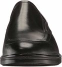 Vooraanzicht van een zwarte ECCO leren mocassin met geprononceerde neusstiksels en lage, platte zool.