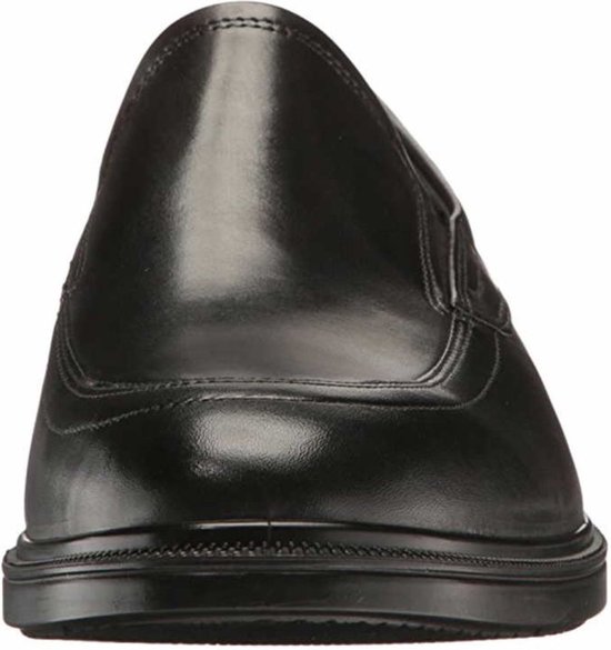 Vooraanzicht van een zwarte ECCO leren mocassin met geprononceerde neusstiksels en lage, platte zool.