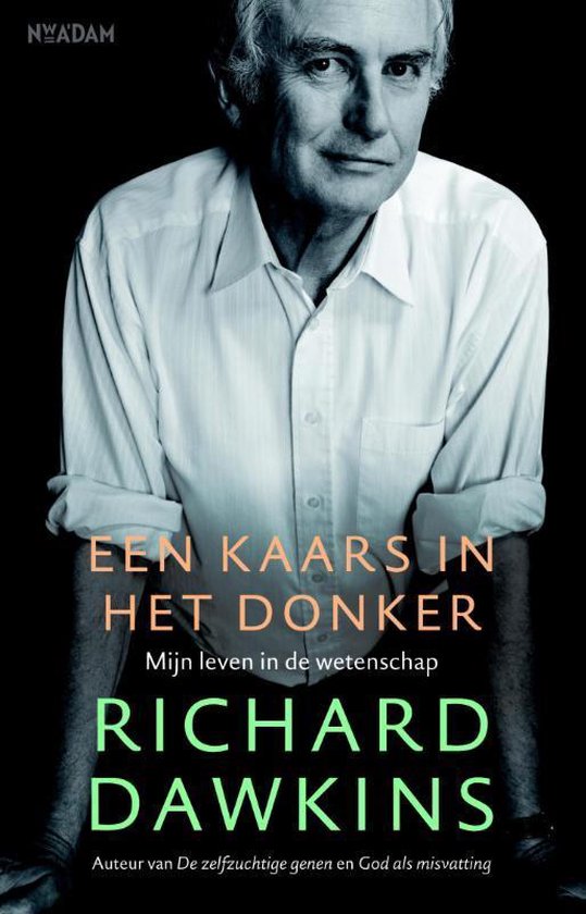 Portret van Richard Dawkins in een wit overhemd, kijkend naar de camera, met de titel 'Een kaars in het donker'.