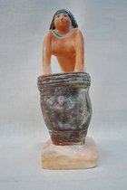 bierbrouwster  - beeld replica Egyptenaar