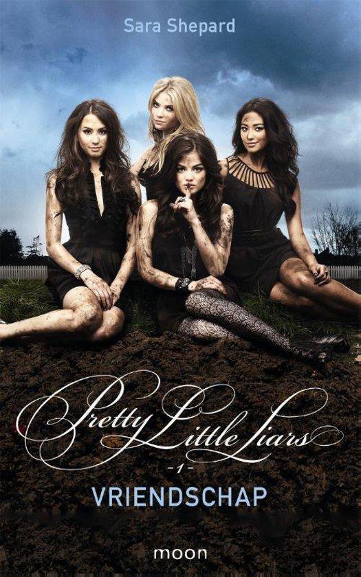 Vier jonge vrouwen in zwarte jurken, bedekt met aarde, zitten op een hoop aarde. De titel 'Pretty Little Liars - Vriendschap' staat centraal.