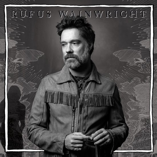Rufus Wainwright met baard draagt een jasje met franjes. Tekst: RUFUS WAINWRIGHT.