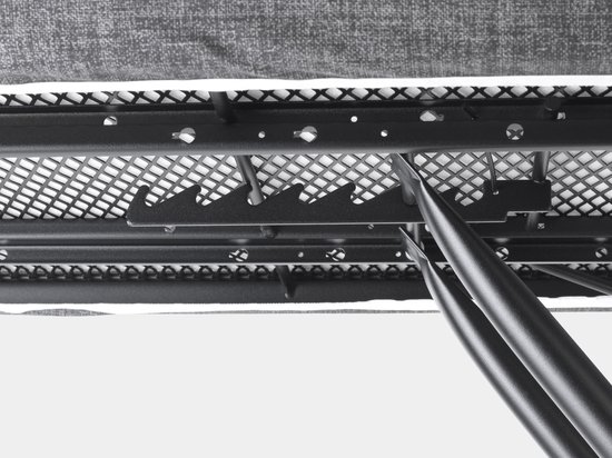 Detail van het metalen frame van de strijkplank met grijze stof.