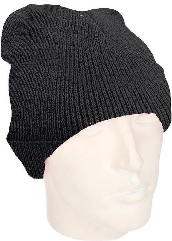 Zwarte gebreide muts met een strakke ribbelstructuur, gedragen op een witte paspop.