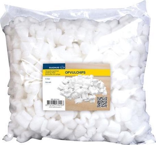 Grote plastic zak gevuld met witte opvulchips. Op de zak staat het merk 'Raadhuis' en 'Opvulchips' in gele letters.
