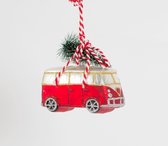 Sass & Belle - Kerstbal Volkswagenbusje rood met kerstboom - Coming home for xmas love camper glas
