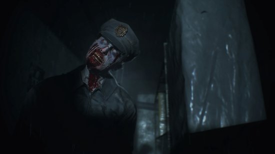 Zombie met politiepet en bloedige mond staart vanuit de schaduw naar de kijker.