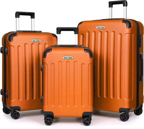 Drie oranje koffers van verschillende formaten op een witte achtergrond.