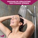 Vrolijke vrouw met gesloten ogen die haar haar wast onder een douchekop met een krachtige waterstraal. Tekst bovenaan gaat over massage en verlichting van stijve spieren.