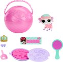 Roze L.O.L. Surprise! bal met roze schaap-pop, kroon, bril, roze zand en accessoires.