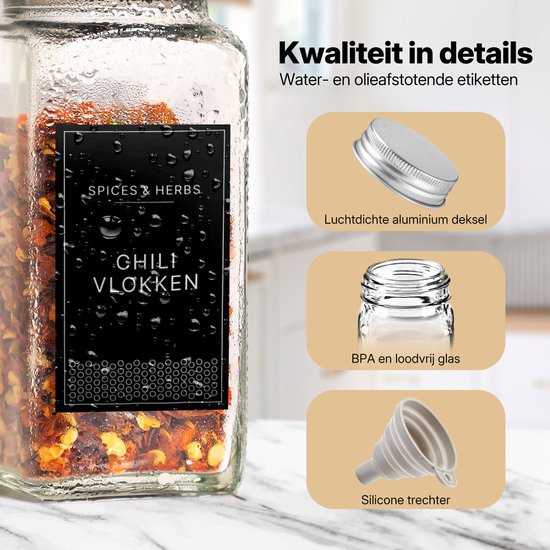 Gros plan d'un pot d'épices en verre rempli de flocons de piment. Gouttes d'eau sur l'étiquette. Couvercle en aluminium, verre et entonnoir.