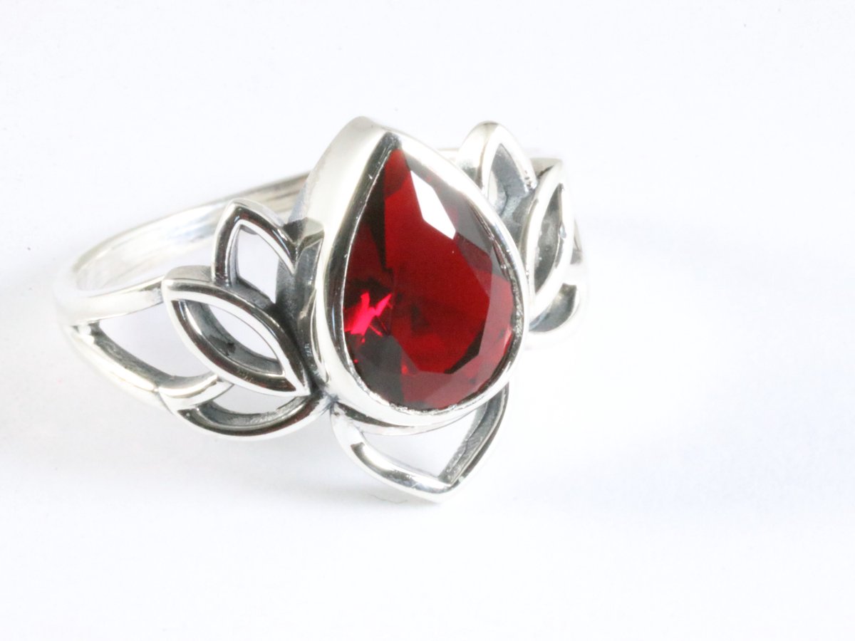 Opengewerkte zilveren lotus bloem ring met granaat - maat 16.5