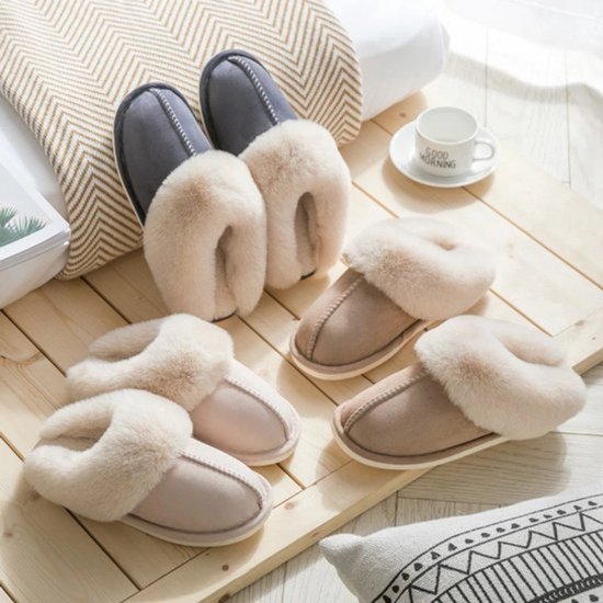 Pantoufles grises, roses et kaki avec doublure en peluche crème, sur un fond en bois.