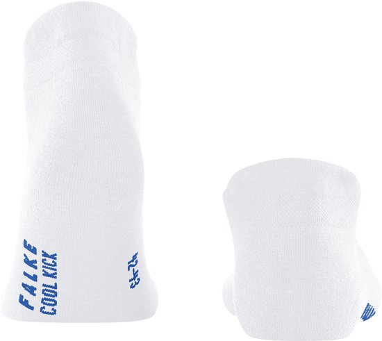 Witte Falke Cool Kick sneakersokken met blauwe 'Falke Cool Kick' en maat 42-43 opdruk op de zool.