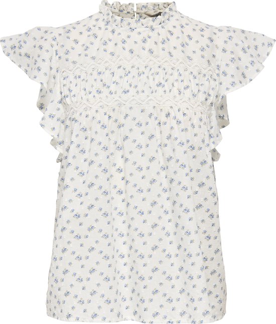 Witte top met een all-over print van blauwe bloemen, ruches aan de mouwen, kanten details en een hoge kraag.