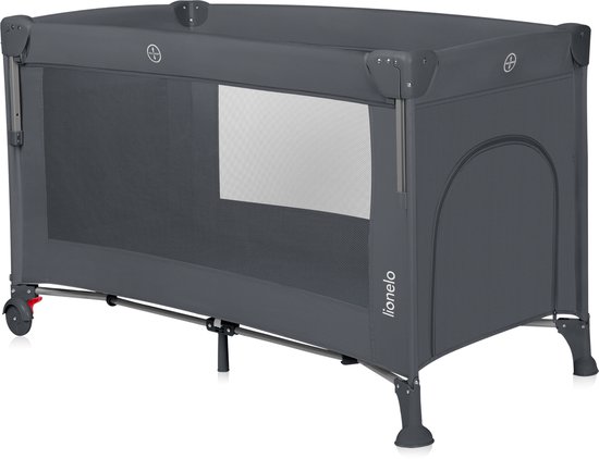 Grijs reisbedje van Lionelo met mesh zijwanden en een uitklapbare matras. Inclusief wieltjes.