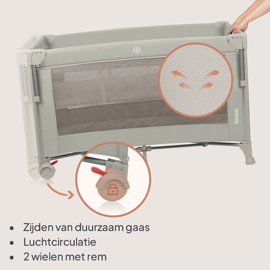Grijze reiswieg met vergrendelbare wielen en een close-up van de ademende mesh-zijkanten.