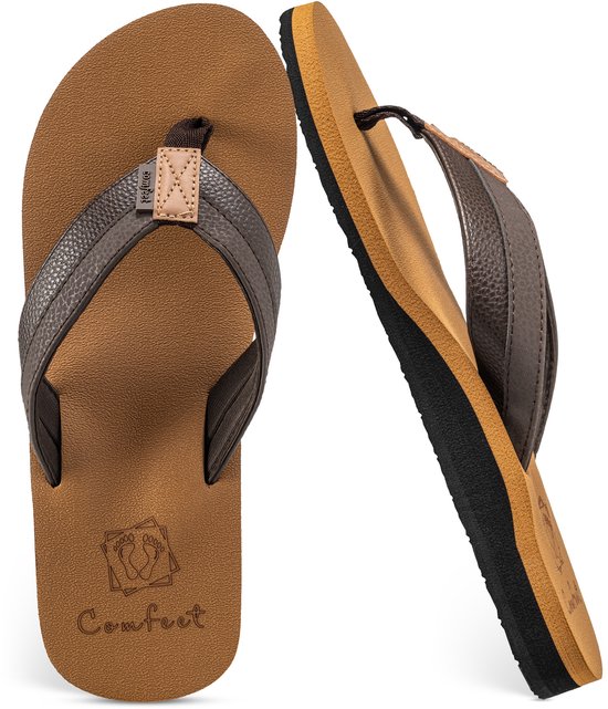 Bruine Comfeet slippers met een gevlochten band en bruine zool.