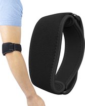 Zwarte elleboogbrace om de arm van een man. De brace is verstelbaar met klittenband.
