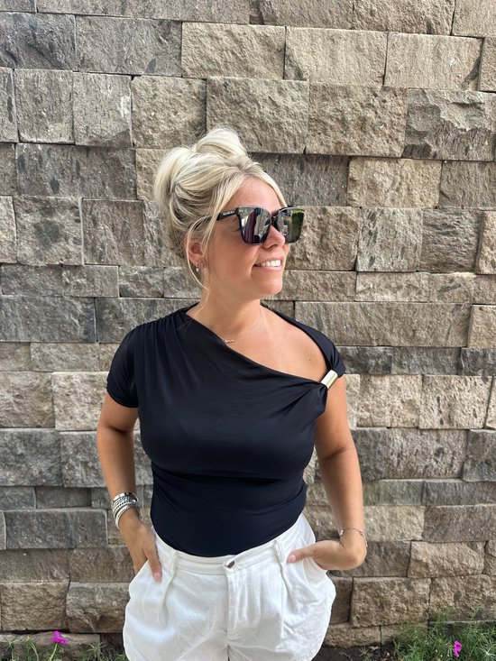 The Brand Remarkable - Zonnebril Unisex - Zonnebril Dames - Zonnebril Heren - Oversized Vierkante Zonnebril - Zwart - UV400 - Luxe, Duurzame & Trendy Zonnebril - Designer Zonnebril - Mode Zonnebril 2025 - Inclusief Beschermhoes - Polariserend Look van The Brand Remarkable — afbeelding 4