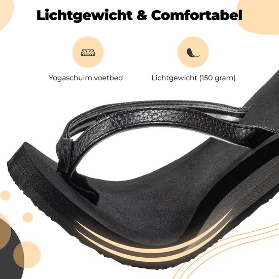 Zwarte Comfeet teenslipper met een zachte yogaschuim binnenzool.