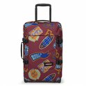 Bordeauxrode koffer met een print van college-stijl patches en logo's. Eastpak.