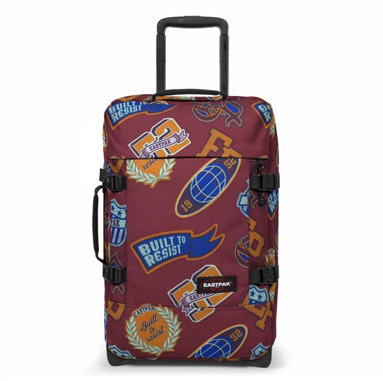 Bordeauxrode koffer met een print van college-stijl patches en logo's. Eastpak.