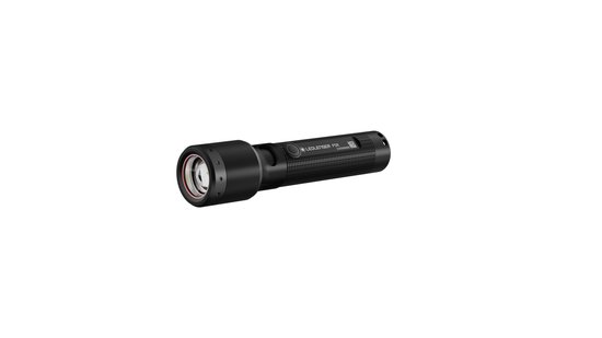 Zwarte Ledlenser P5R zaklamp met rode ring rond de lens, op zwarte achtergrond.