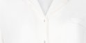 Detailopname van de knopen en kraag van een wit pyjamashirt.