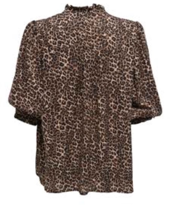 Achterkant van een bruine blouse met luipaardprint, hoge hals met ruches en driekwart mouwen.