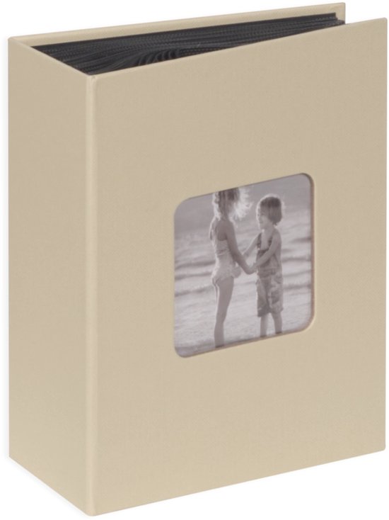 Beige fotoalbum met linnenstructuur en een uitsparing voor een 10x15 cm foto van twee kinderen op het strand.