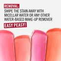 Vier swatches van lip- en cheek tint in perzik, roze en oranje tinten. Tekst: 'REMOVAL: SWIPE THE STAIN AWAY WITH MICELLAR WATER OR ANY OTHER WATER-BASED MAKE-UP REMOVER. EASY PEASY!'
