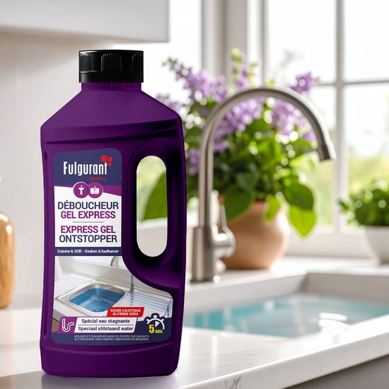 Paarse fles "DÉBOUCHEUR GEL EXPRESS EXPRESS GEL ONSTOPPER" staat op een aanrecht. Op de achtergrond een kraan en bloemen.