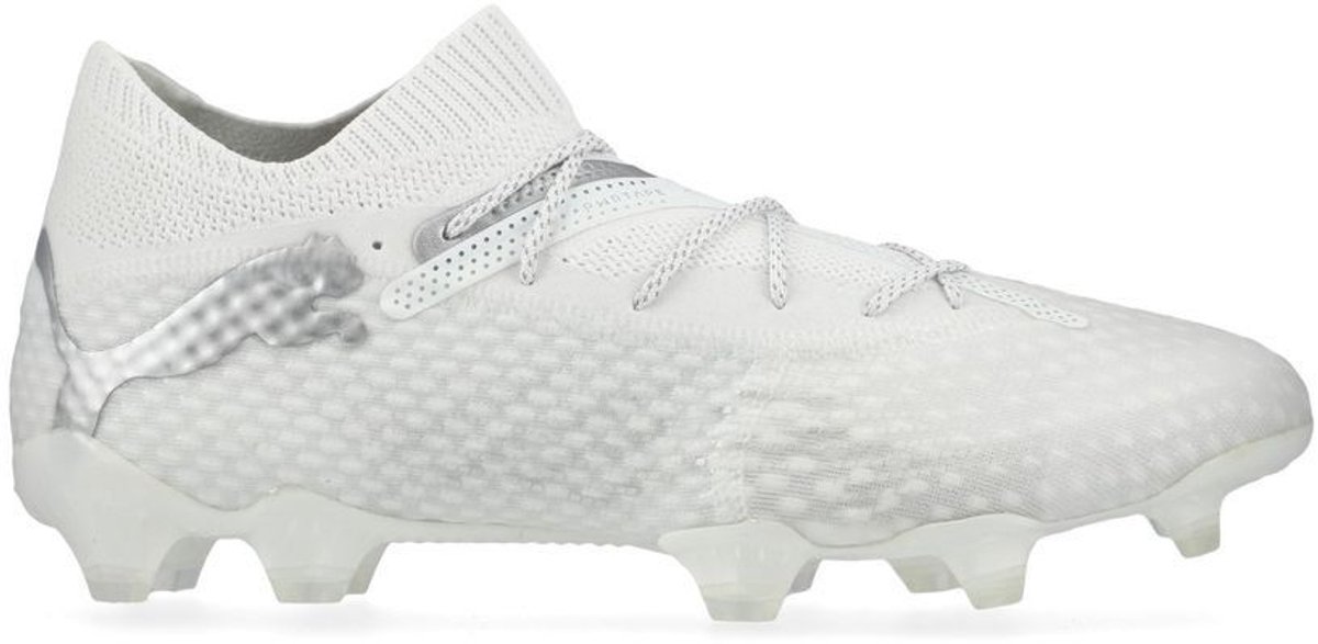 Puma Future 7 Ultimate FG voetbalschoenen in wit, EU 45, met adaptieve pasvorm en innovatieve bovenkant.
