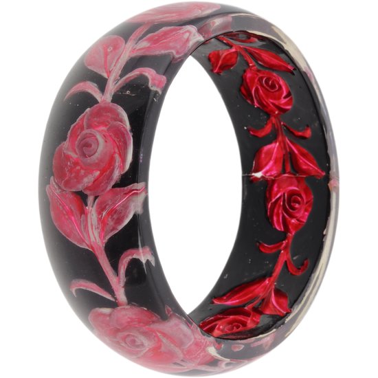 Transparante armband met ingesloten rode rozen en bladeren.
