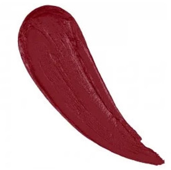 Een veeg donkerrode lipstick met een matte finish.