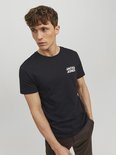 Close-up van een man die een zwart Jack & Jones T-shirt draagt, met het logo op de borst.
