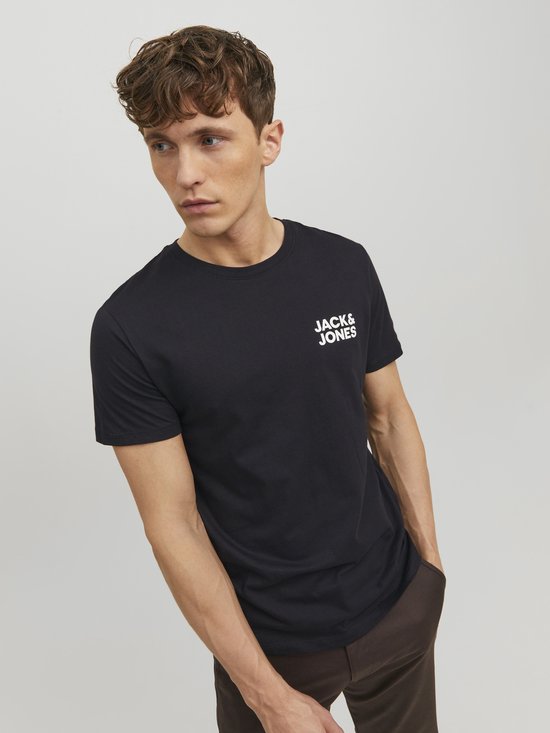 Close-up van een man die een zwart Jack & Jones T-shirt draagt, met het logo op de borst.