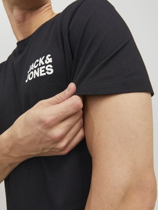 Detail van de mouw van een zwart Jack & Jones t-shirt met korte mouwen en ronde hals.