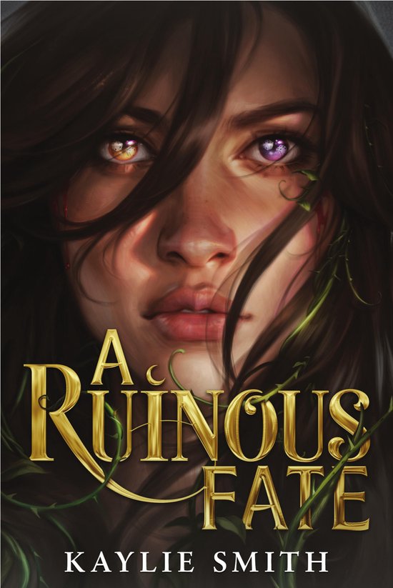 Livre 'A Ruinous Fate' par Kaylie Smith. Gros plan d'une femme aux cheveux bruns et à l'hétérochromie, entourée de vrilles vertes.