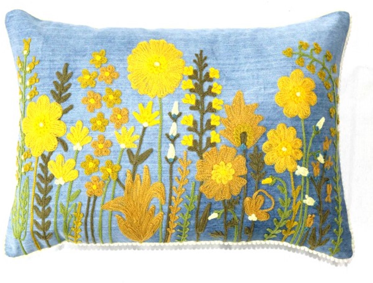 Only natural kussen katoen bloemen blauw met geel geborduurd met denim 35 x 50