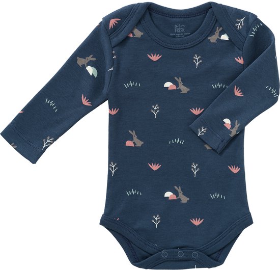 Body bleu foncé à manches longues de Fresk, avec un motif de lapins, d'herbe et de fleurs dans des tons pastel.