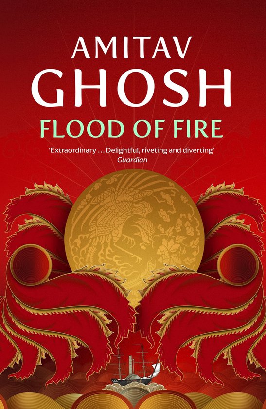 Boekomslag 'Flood of Fire' van Amitav Ghosh, met rode en gouden elementen, een schip en 'Extraordinary ... Delightful, riveting and diverting' Guardian.