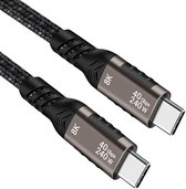 Zwarte gevlochten USB-C naar USB-C kabel met twee connectoren, elk met "40 Gbps 240W 8K" opdruk.